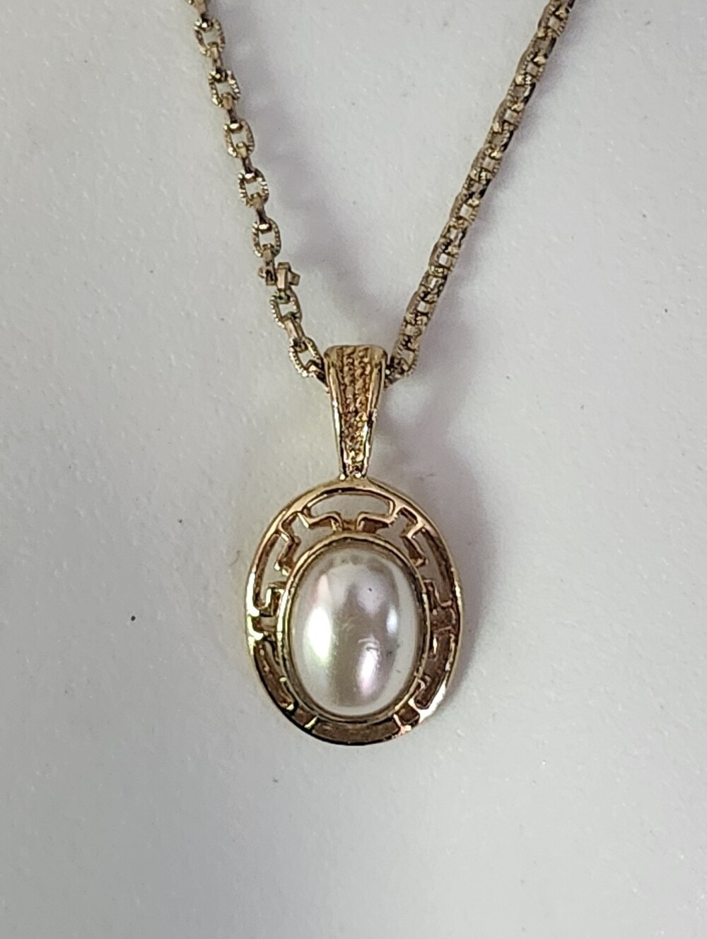 Vtg Whiting & Davis Gold Tone Large Faux Pearl Cabochon Pendant Necklace